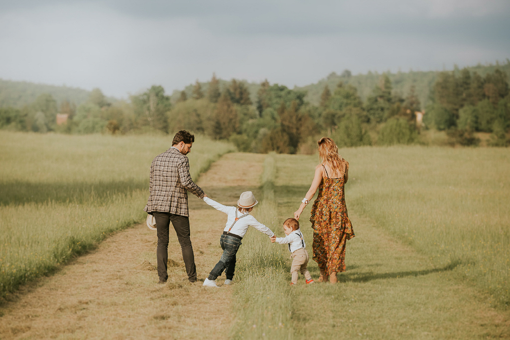 passeggiata di famiglia al prato