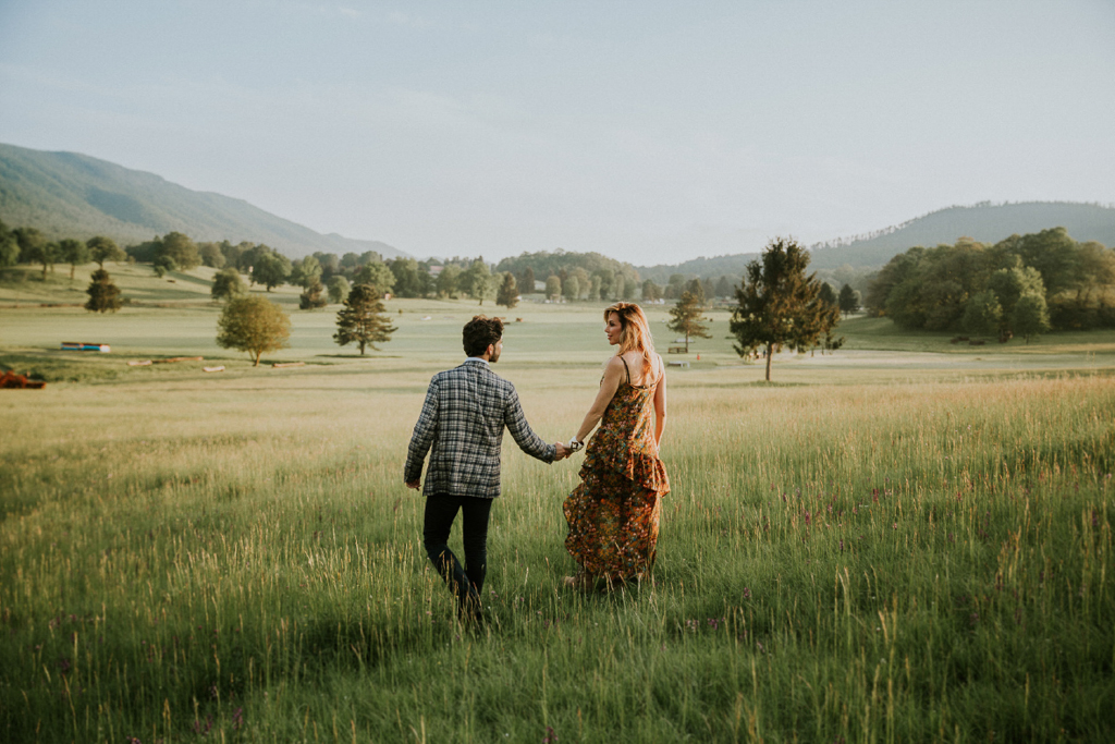 fotografia prematrimoniale sul prato