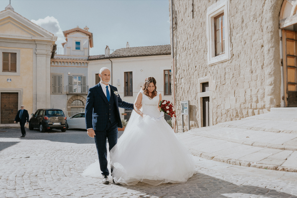 la sposa arriva alla chiesa San Lorenzo Martire a formello