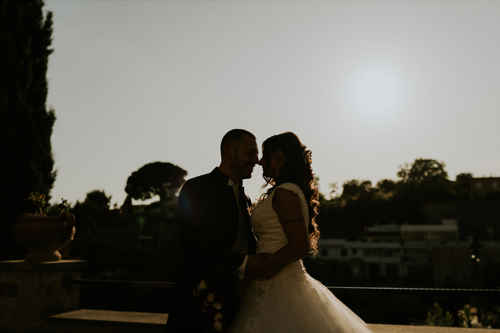 foto silhouette di matrimonio al tramonto
