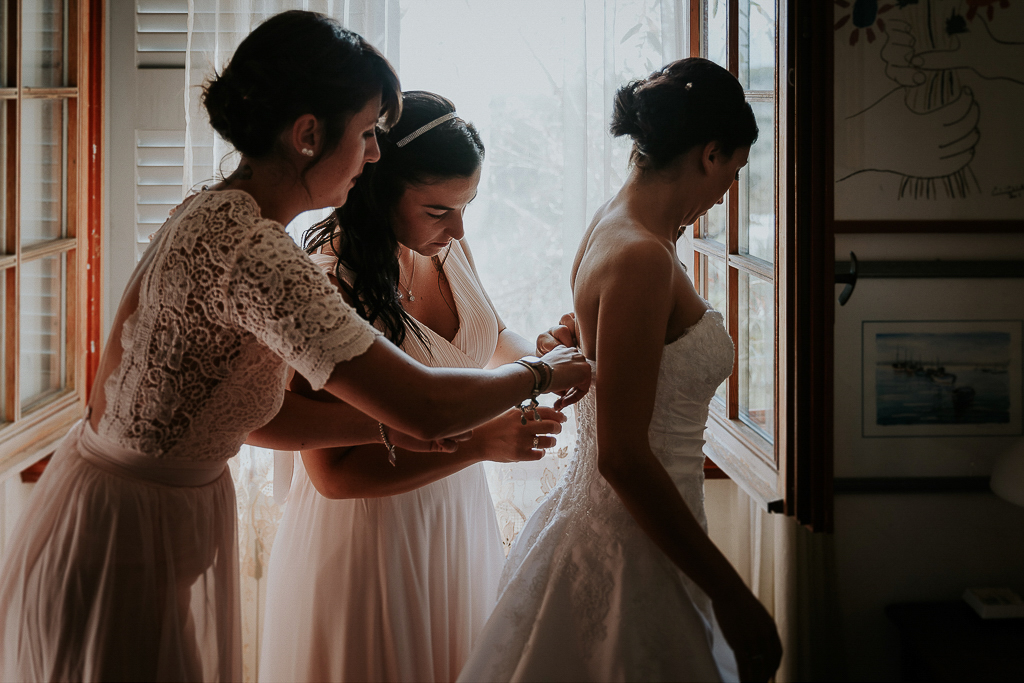 la sposa indossa il suo abito bianco