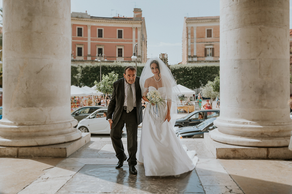 la sposa entra in chiesa a terracina