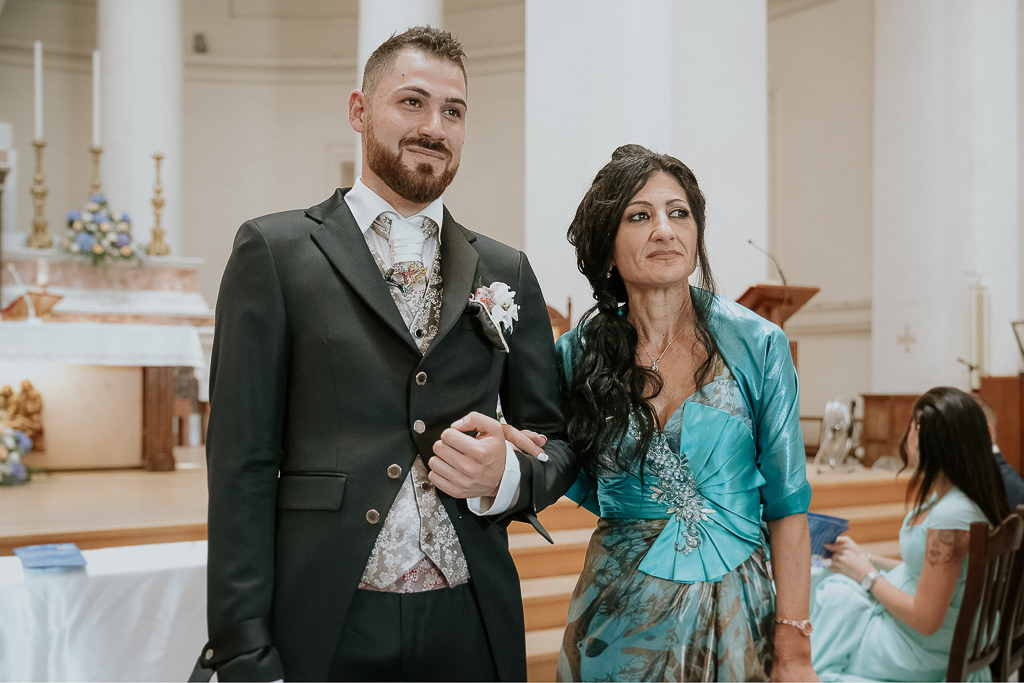 lo sposo attende la sposa per la cerimonia