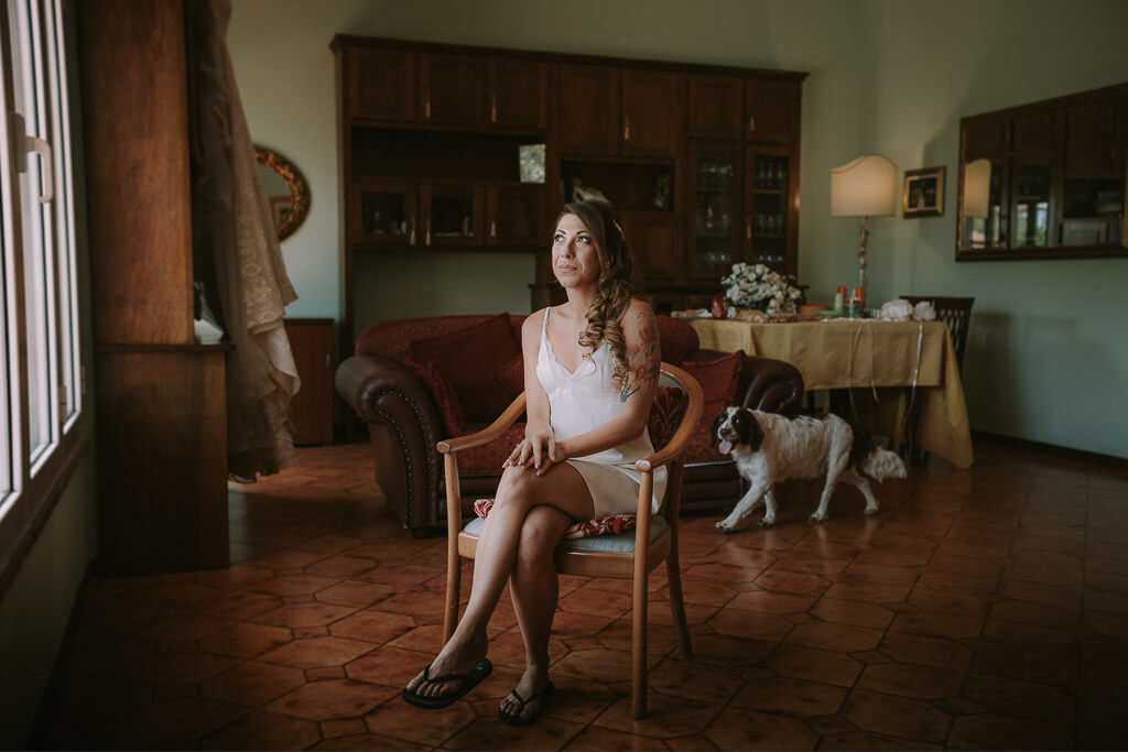 la sposa si prepara al trucco