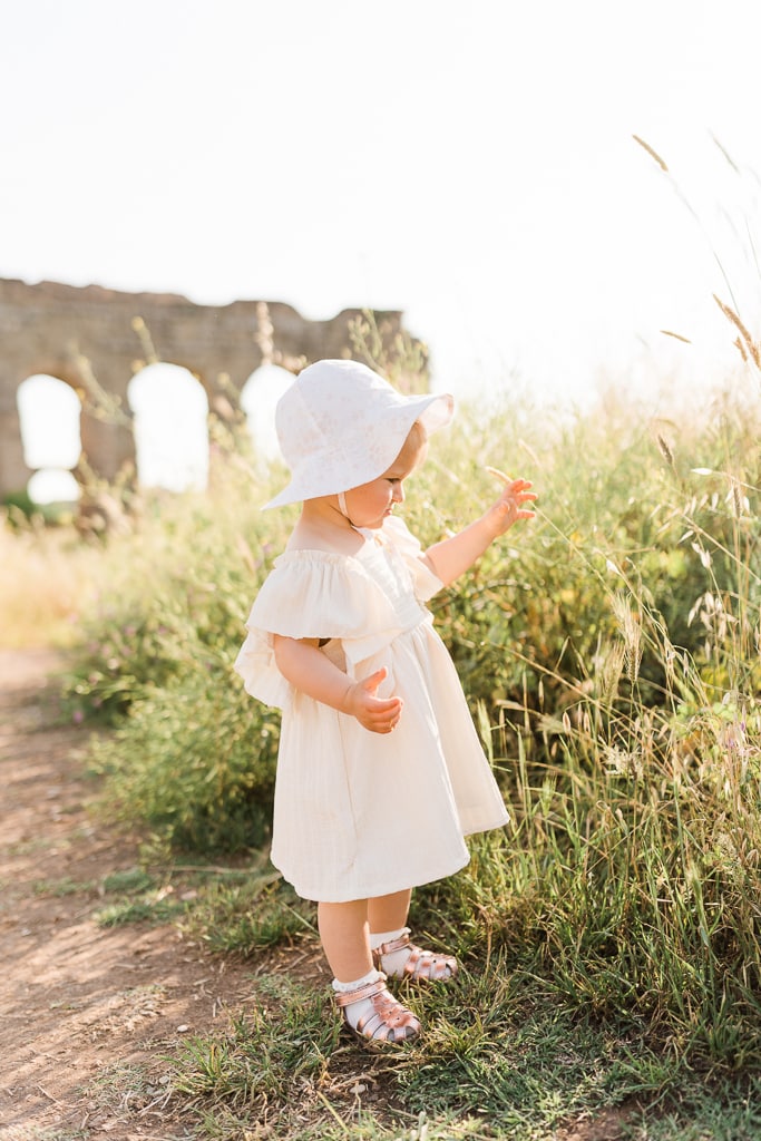 foto bambina che gioca al parco con la famiglia