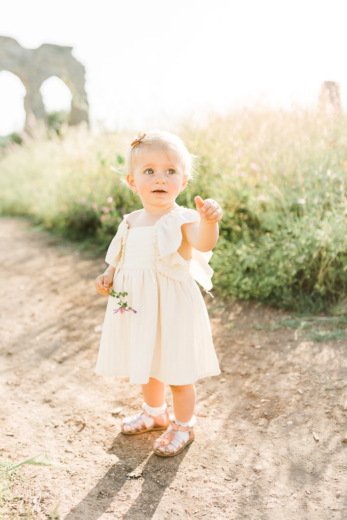 foto bambina che gioca al parco