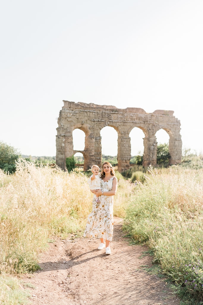 mamma e figlia passeggiano al parco