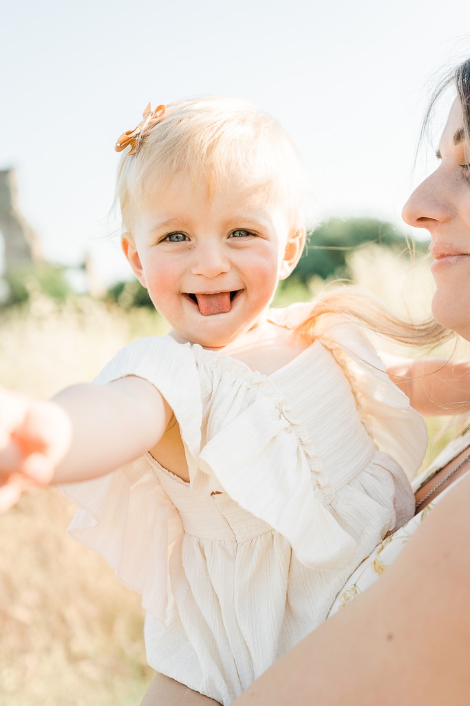 bambina sorride per la foto al parco