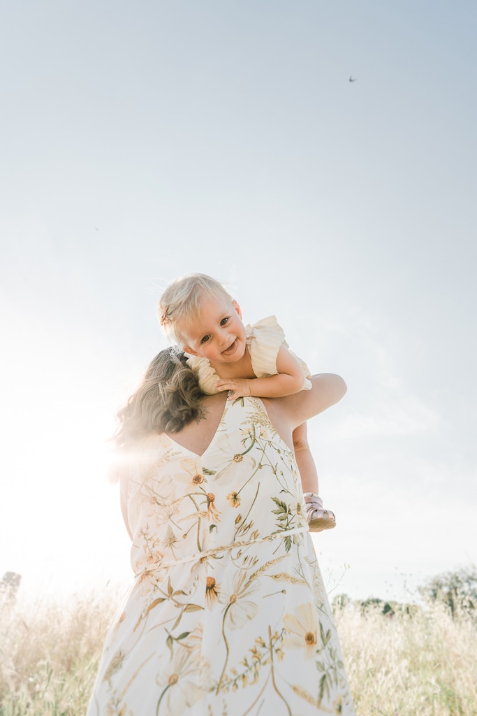 mamma e figlia giocano al parco