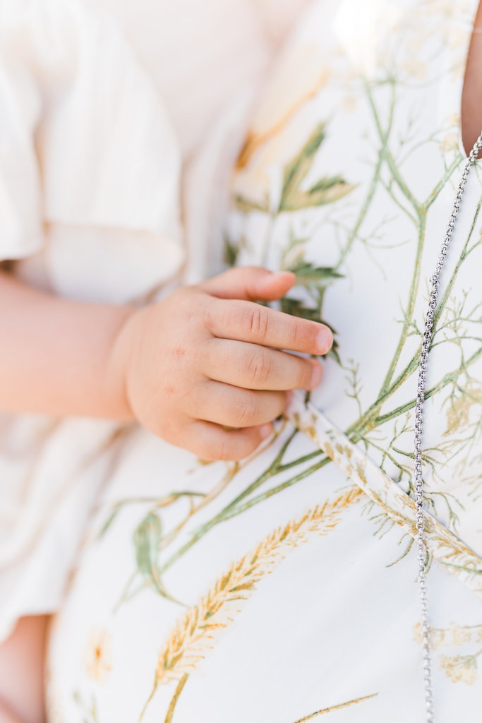 bambina accarezza la pancia della mamma