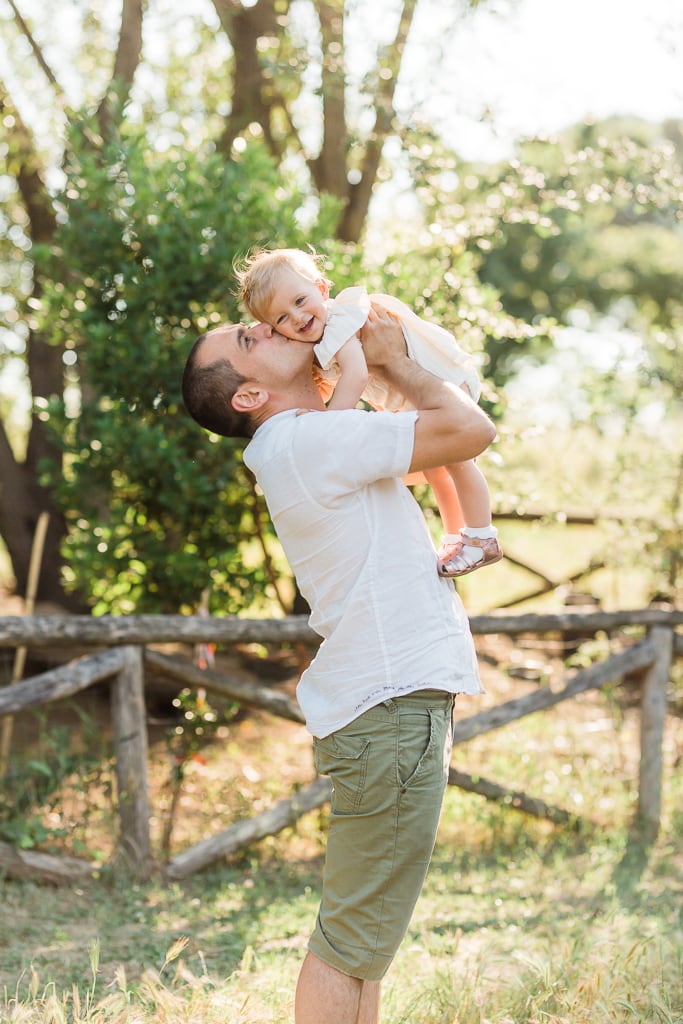 papà e figlia al parco
