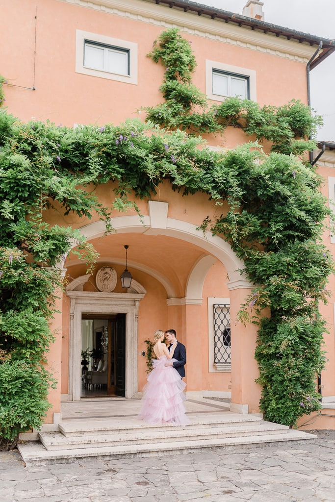 coppia di sposi all'ingresso di villa di fiorano