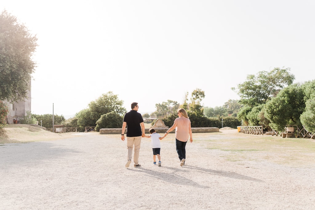 famiglia passeggia durante il servizio fotografico a santa severa