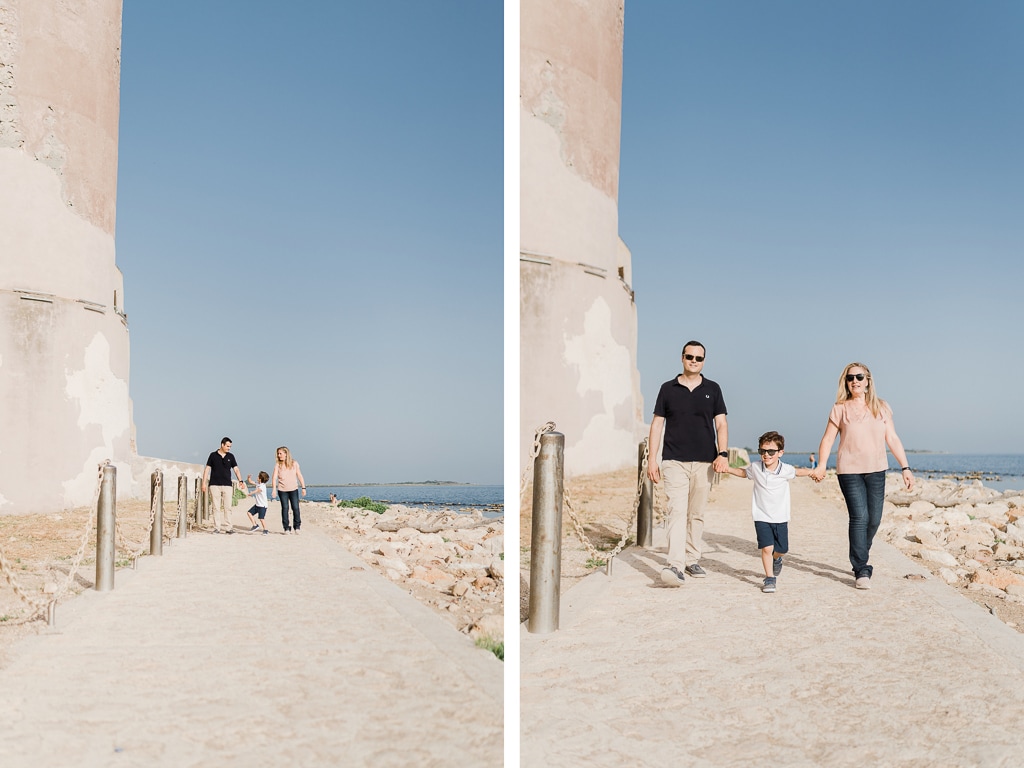 famiglia passeggia sotto il castello di santa severa