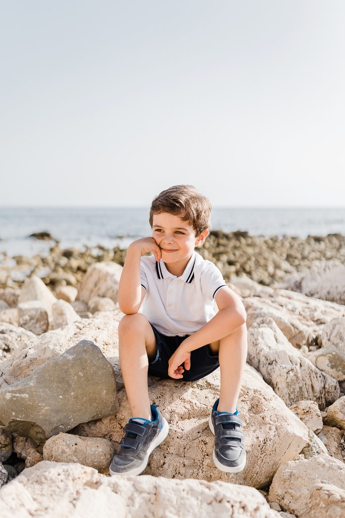 foto bambino sugli scogli