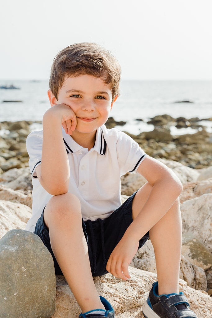 foto bambino sugli scogli di santa severa