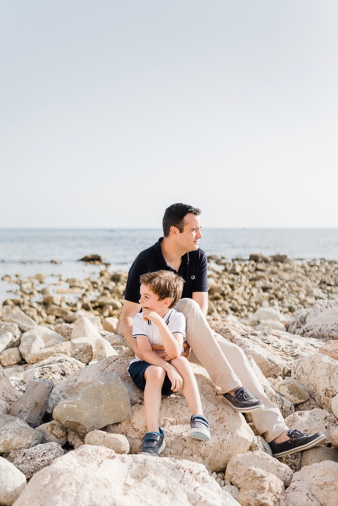 papà e figlio sugli scogli