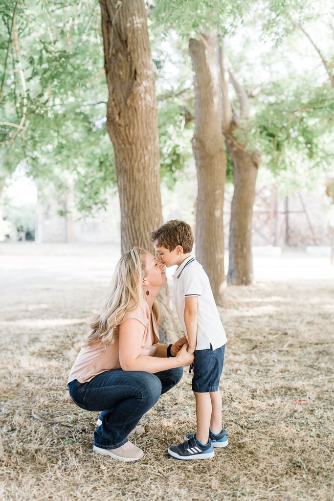 coccole tra mamma e figlio