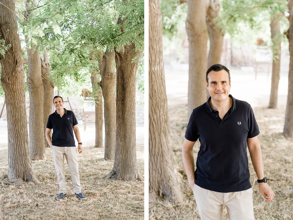foto del papà sotto gli alberi