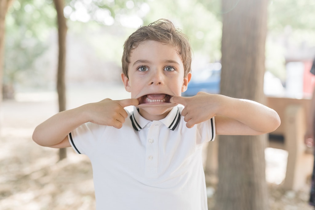foto spontanea del bambino durante il servizio fotografico