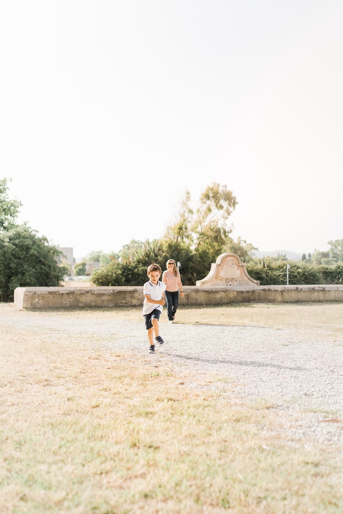 foto del bambino che corre