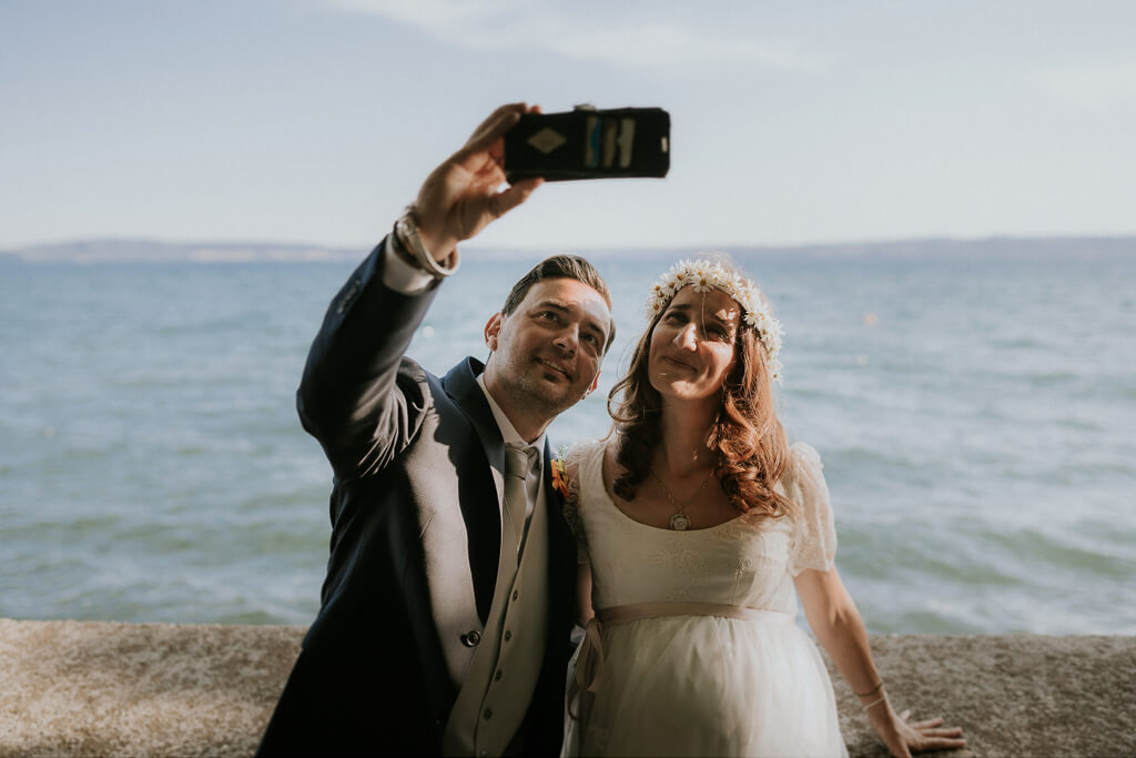selfie degli sposi sul lago