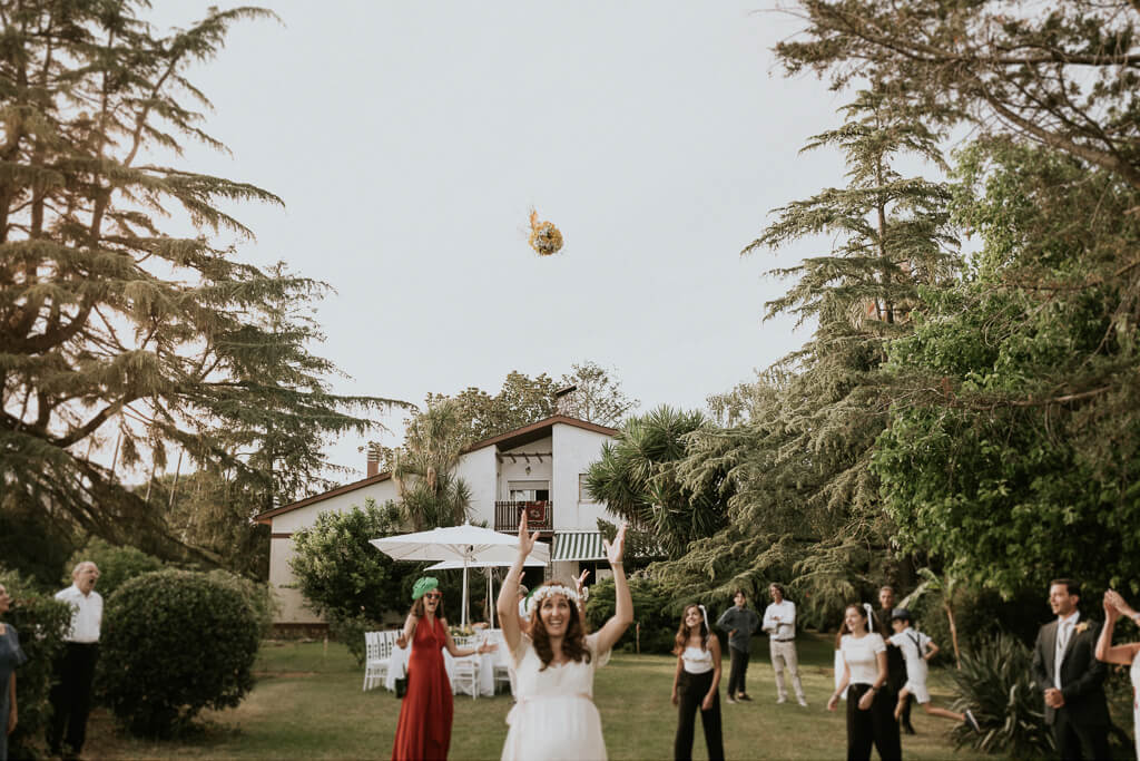 lancio del bouquet sul prato