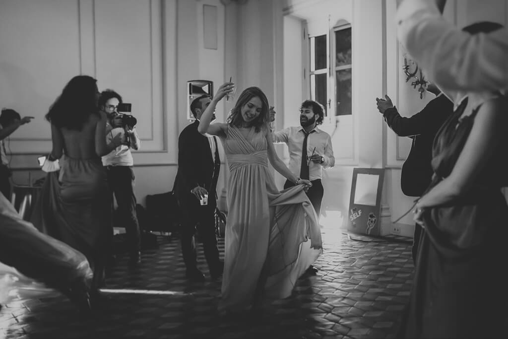 ospiti ballano al matrimonio in villa aurelia