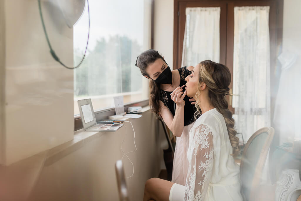 la sposa si trucca