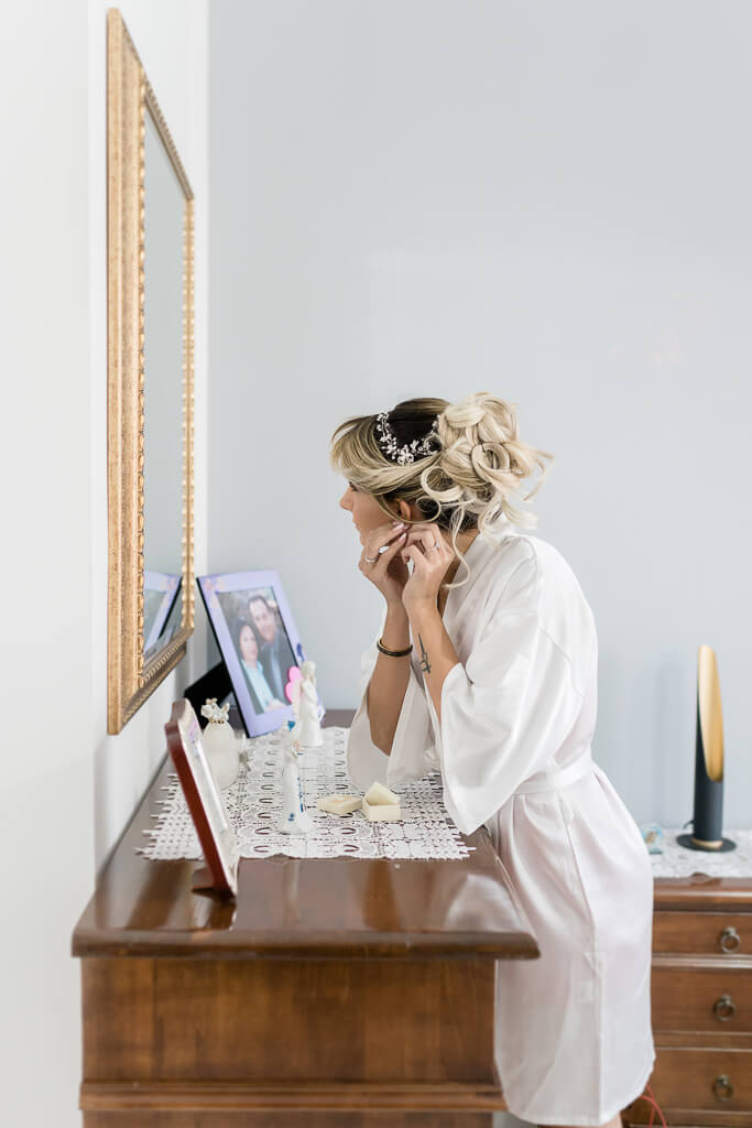 la sposa indossa gli orecchini
