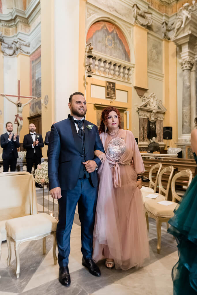lo sposo attende la sposa