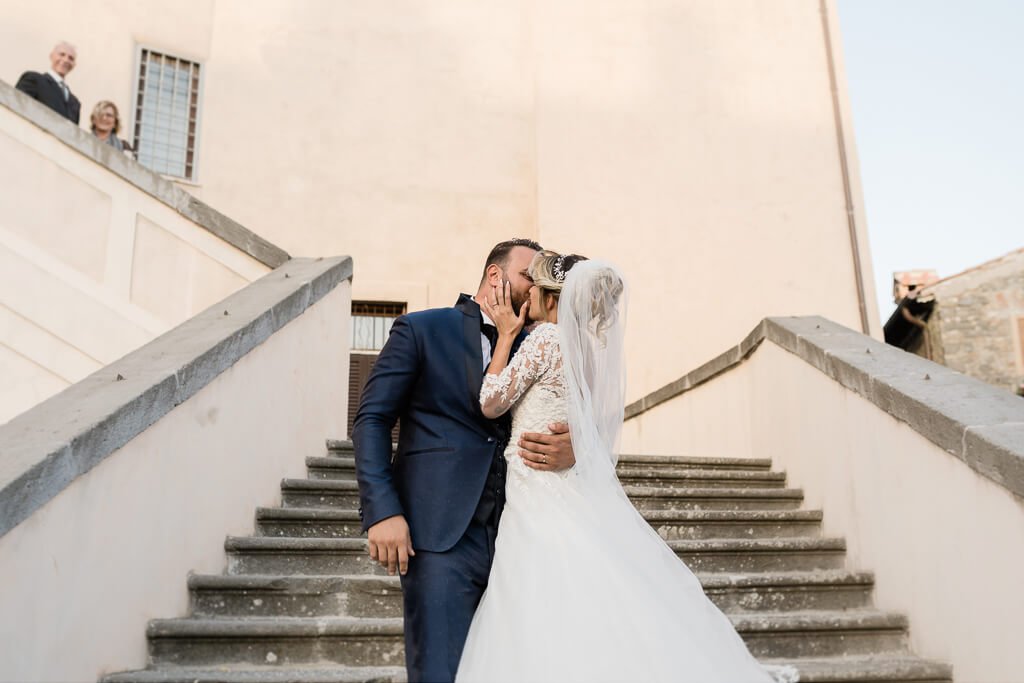 sposi si baciano sulla scalinata