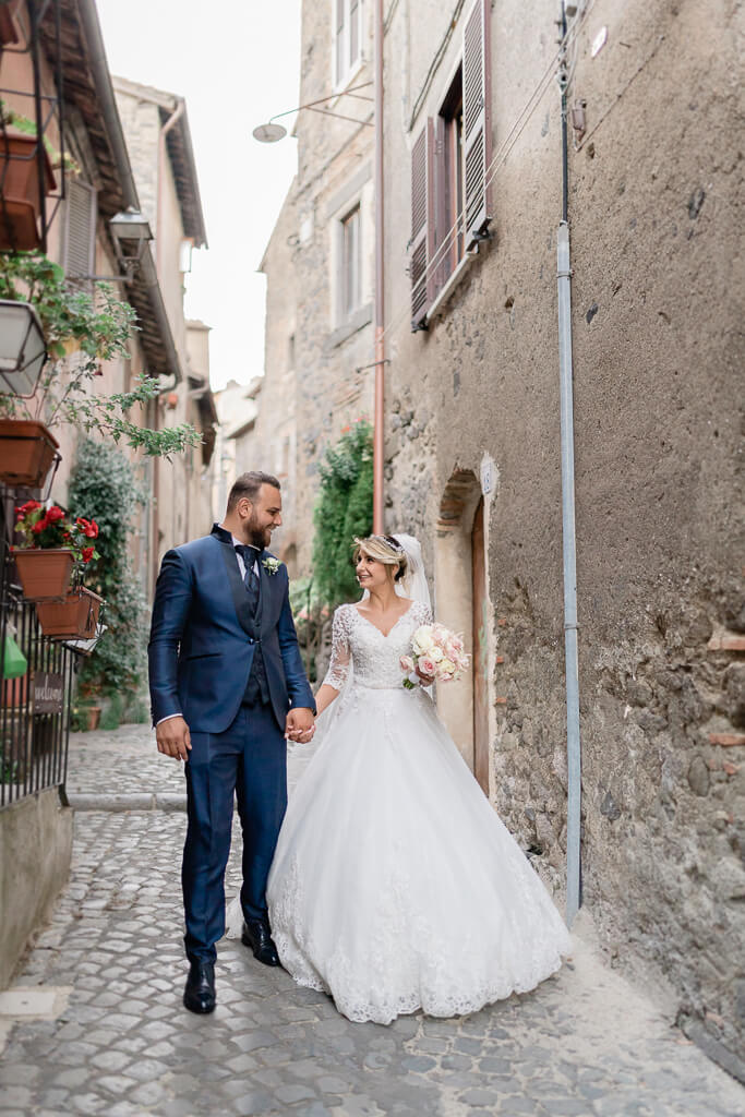 sposi passeggiano per bracciano