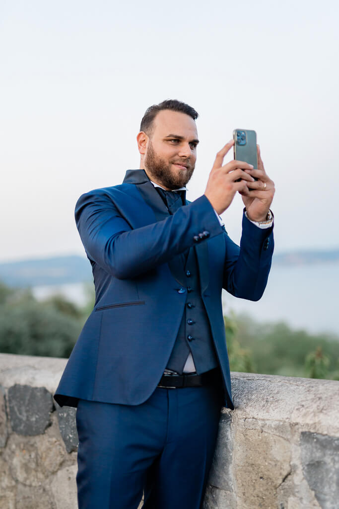 lo sposo con il telefono