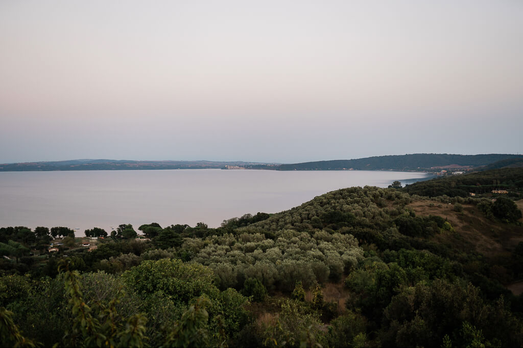 lago di bracciano al tramonto