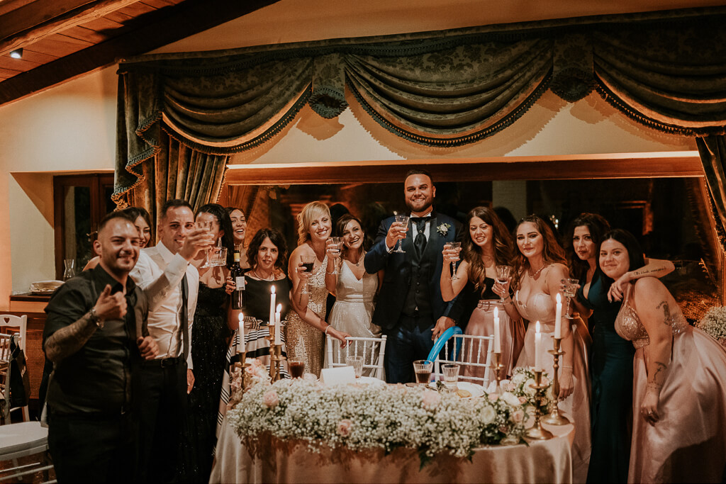 brindisi con gli ospiti del matrimonio borgo della merluzza
