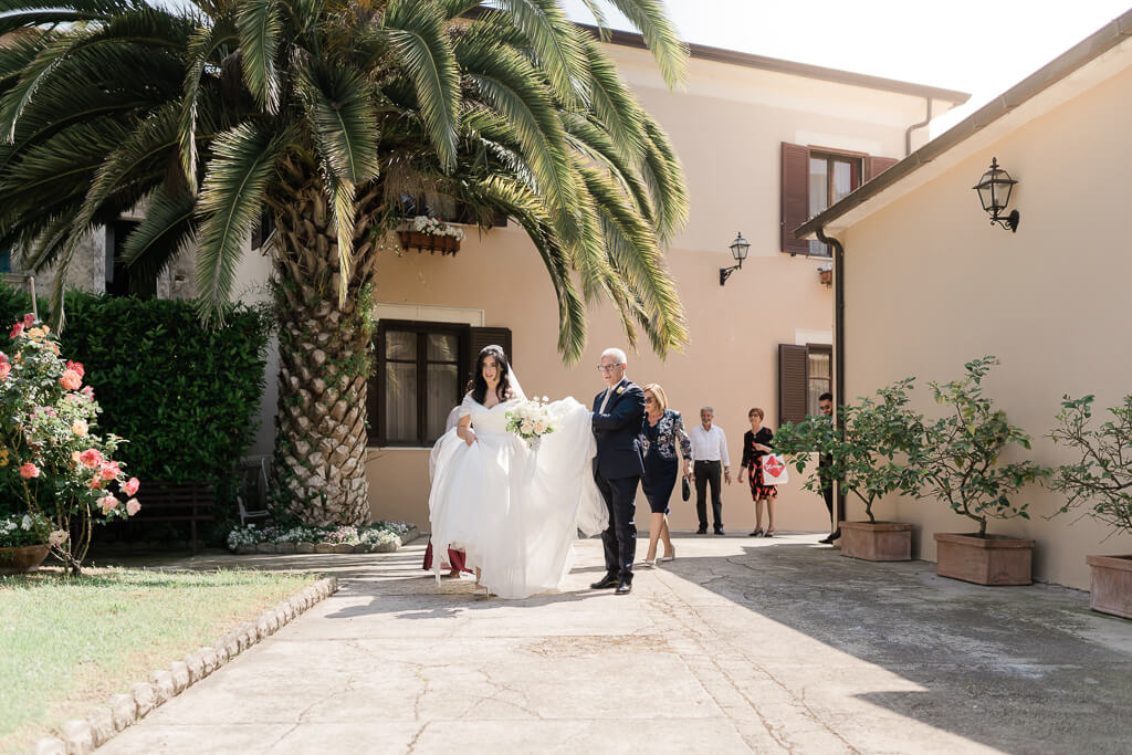 la sposa esce di casa