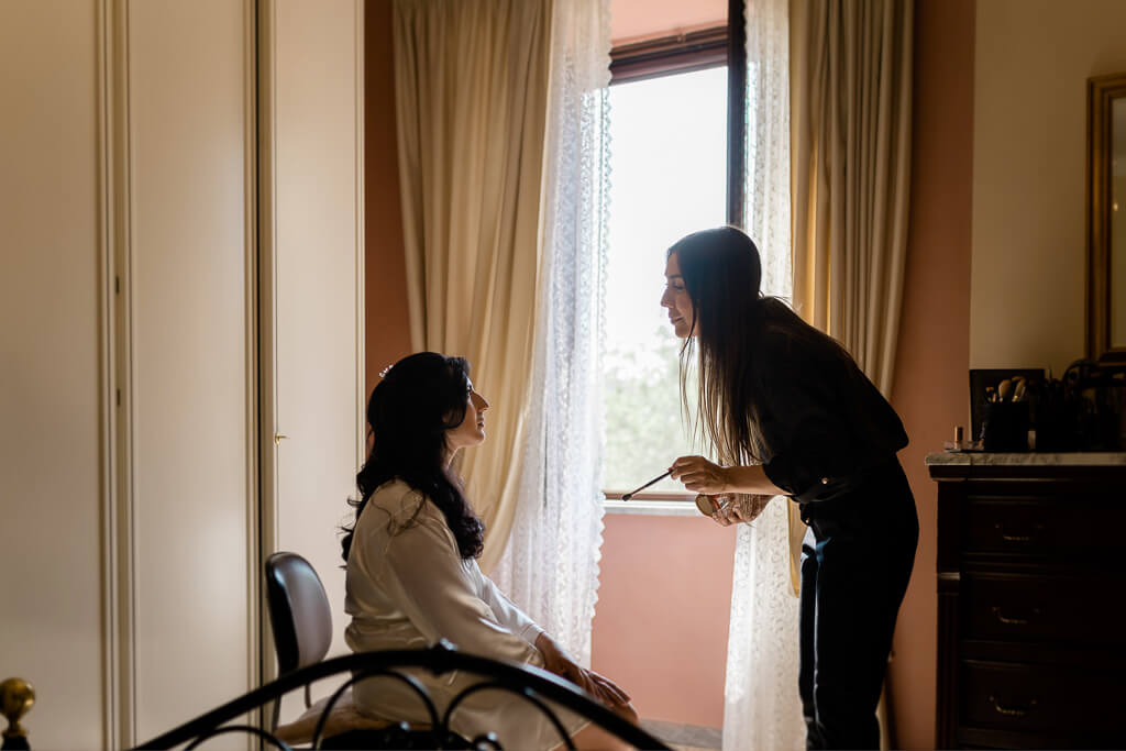 la sposa con la truccatrice