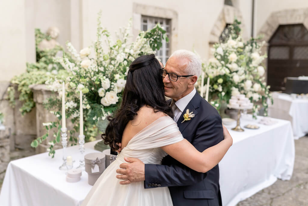 il padre abbraccia la sposa