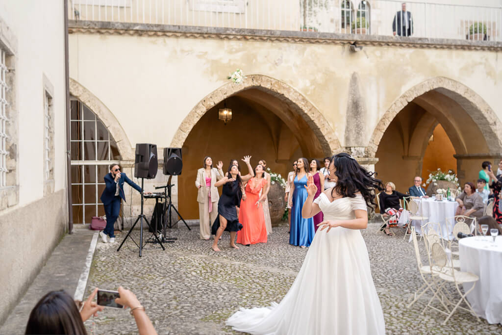 la sposa lancia il bouquet