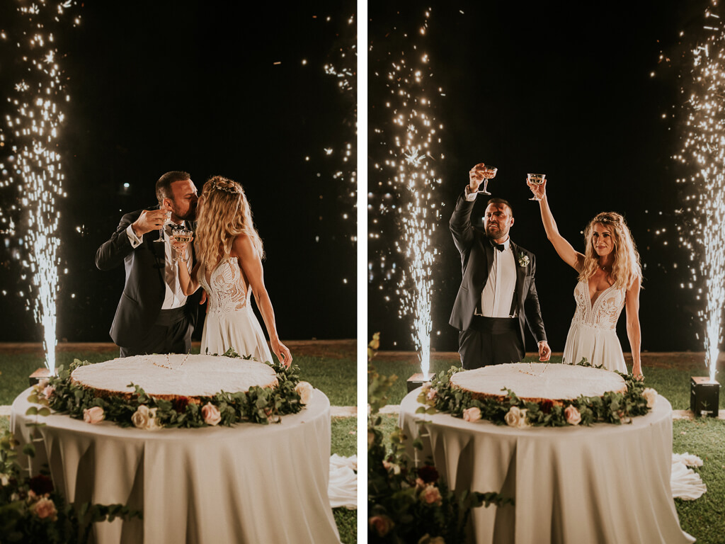 taglio della torta con fontane di luci
