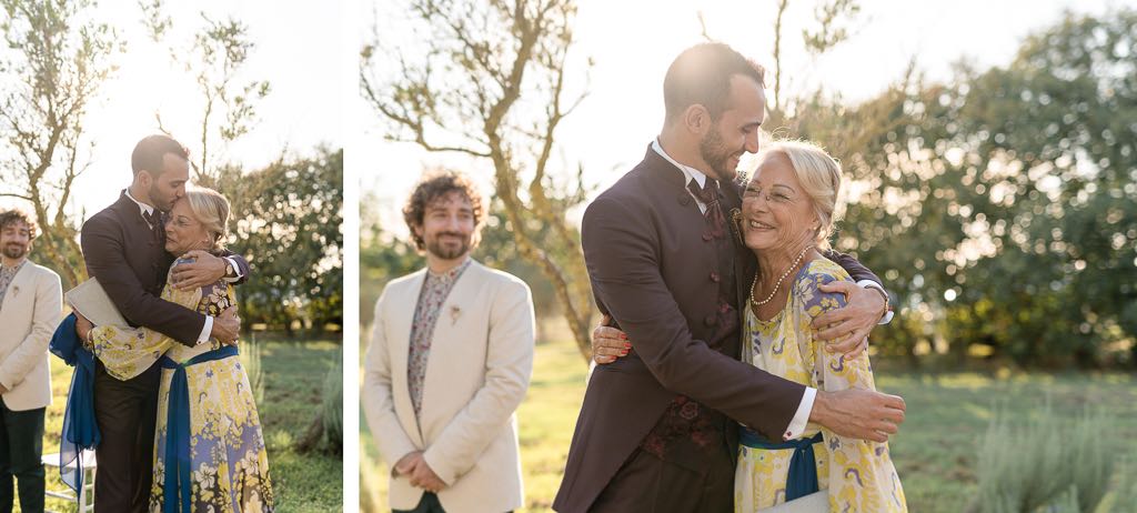 lo sposo abbraccia la mamma