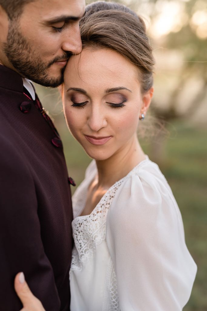 la bella sposa tra le braccia dello sposo