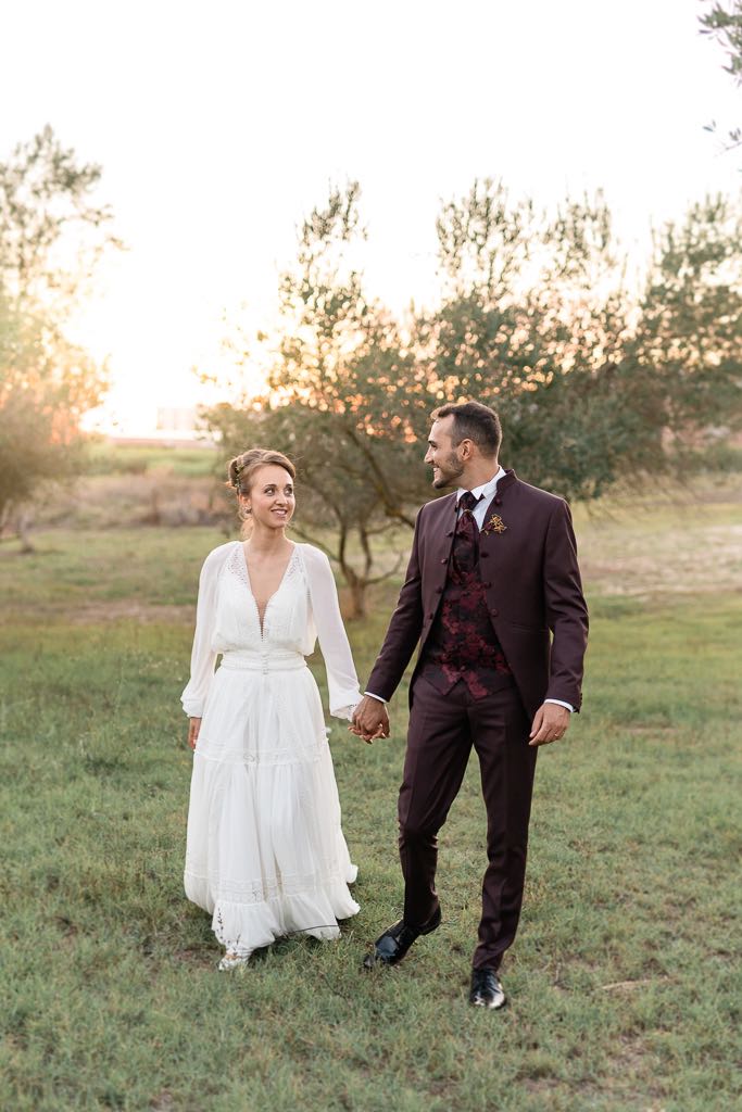gli sposi passeggiano al tramonto sul prato di le jardin potager