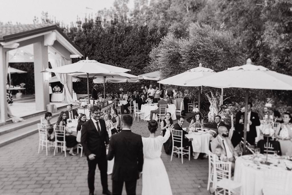 gli sposi raggiungono gli ospiti per festeggiare