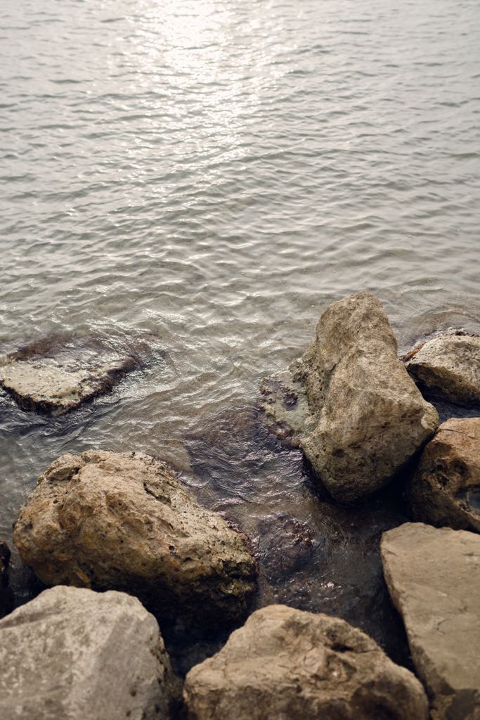 gli scogli e il mare