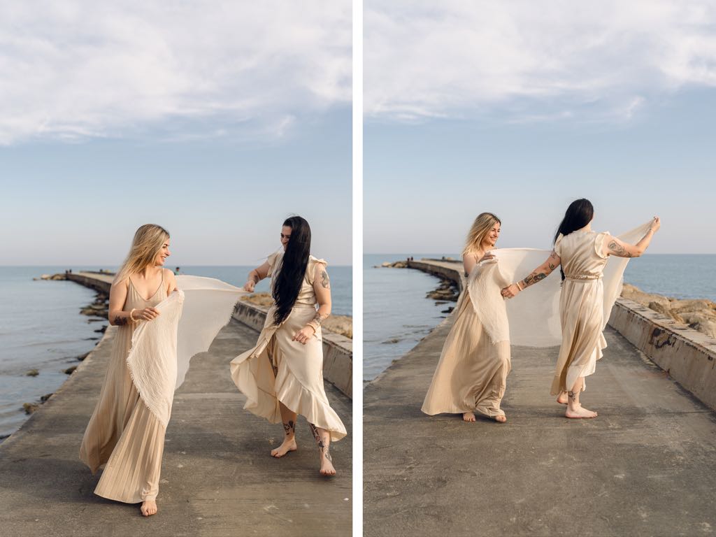 ragazze che si divertono sul molo al tramonto