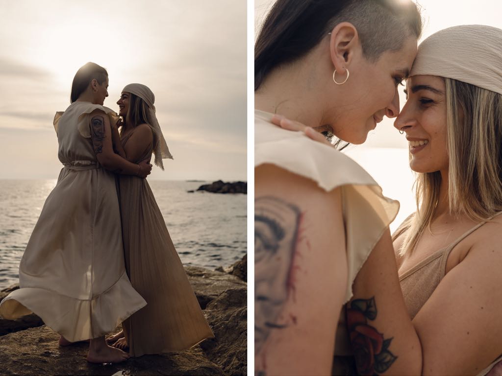 le ragazze si abbracciano al tramonto sul mare