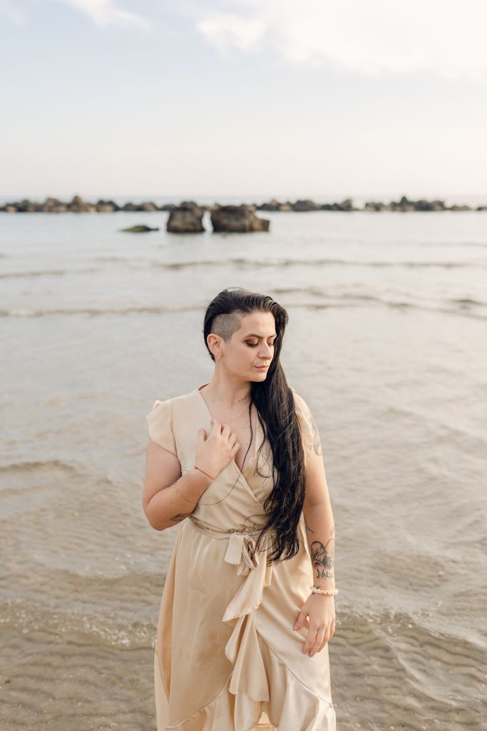 ritratto della ragazza con i tatuaggi al mare