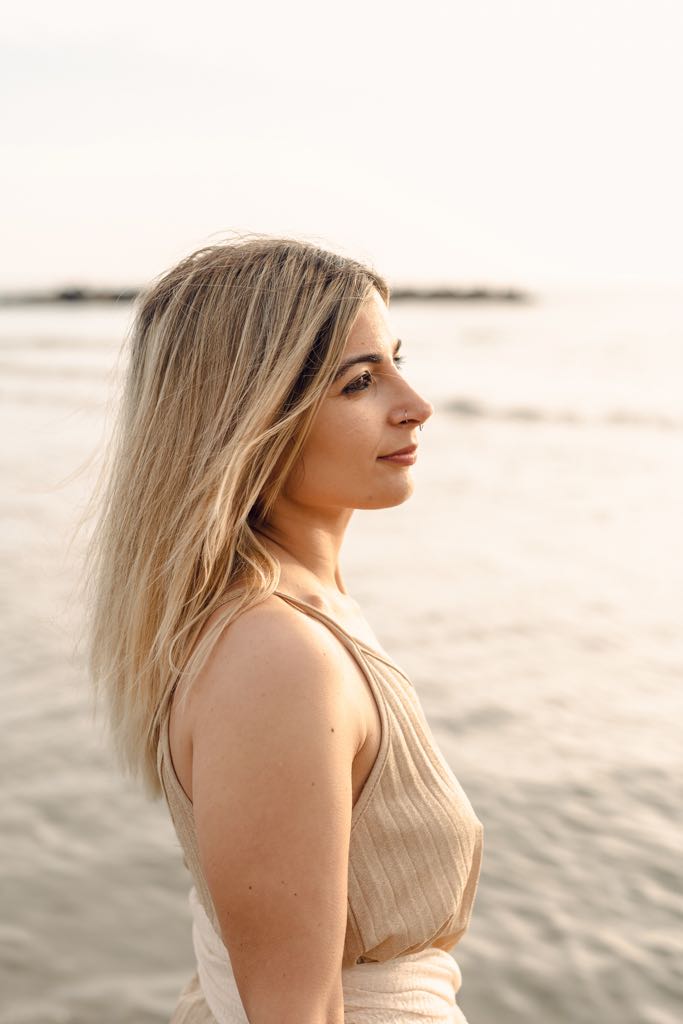 ritratto ragazza al mare al tramonto